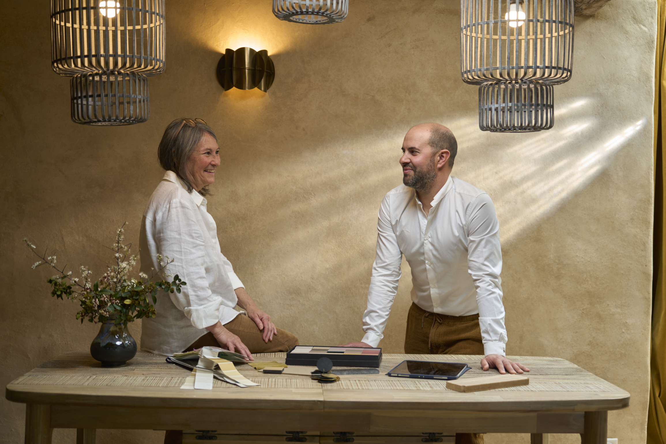 Isabelle et Xavier à l’atelier, planches de matières sur la table
