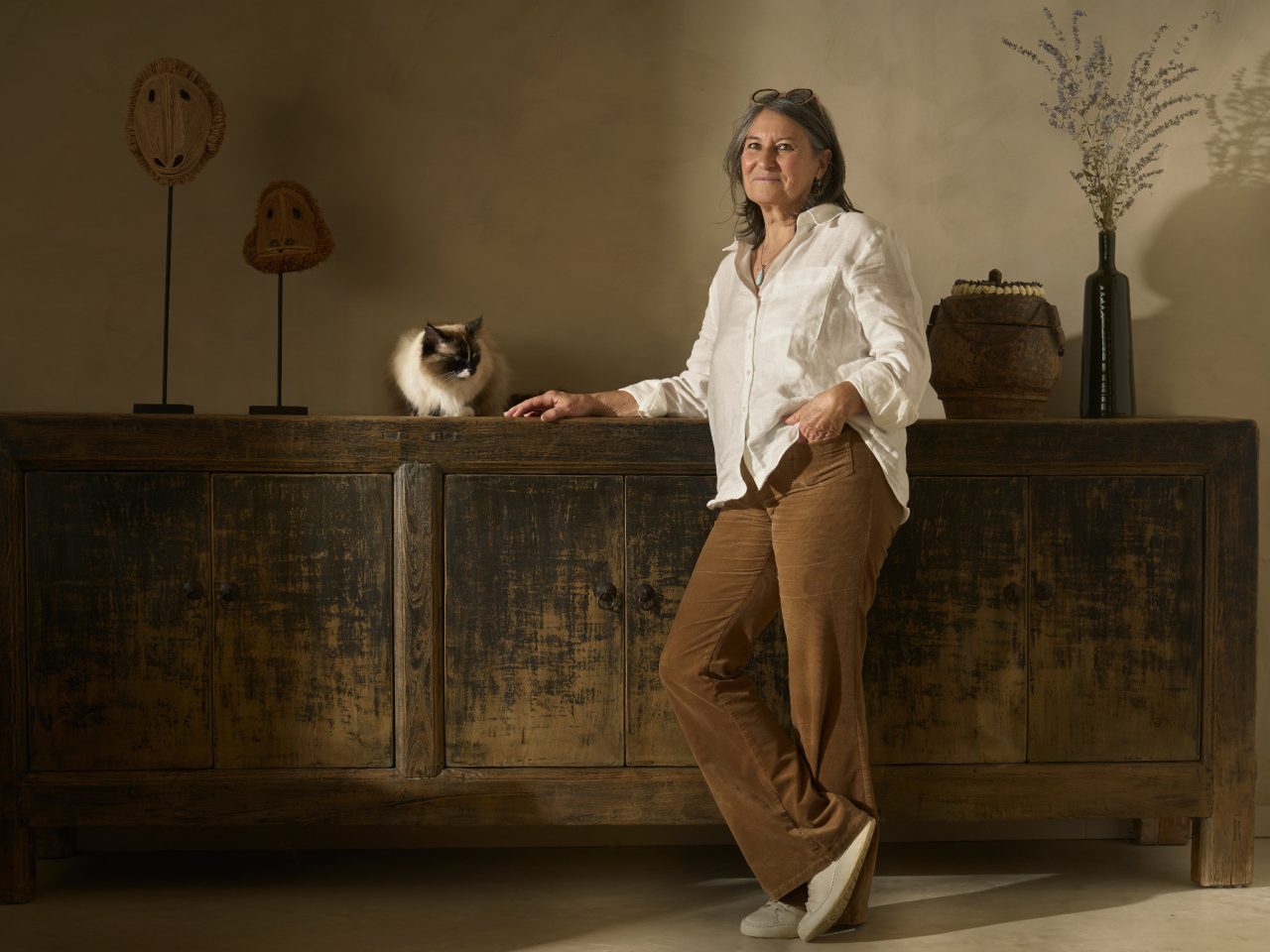 Isabelle dans un intérieur qu’elle a composé